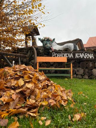 Momentálně jsme spíš než v přípravě vánoční atmosféry v režimu mohutného hrabání listí 🍂 🙈 Každý den teď máme takovouhle...